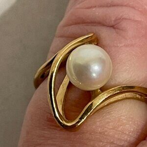 14K gold and pearl ring.